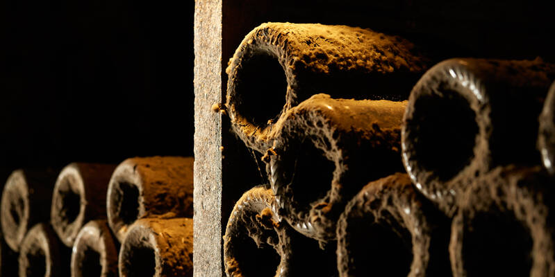 Bouteilles en cave, Corton